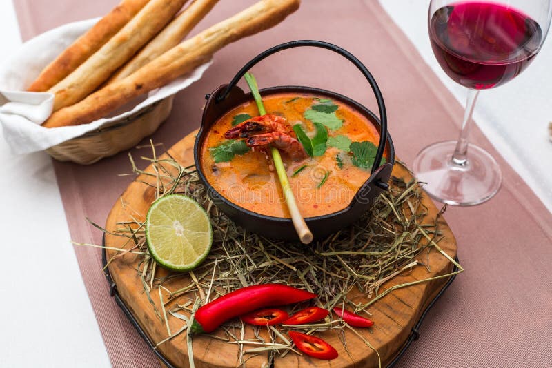 Подача ухи в ресторане фото Thai Tom Yam Soup with Shrimp Stock Photo - Image of asia, lime: 68352792