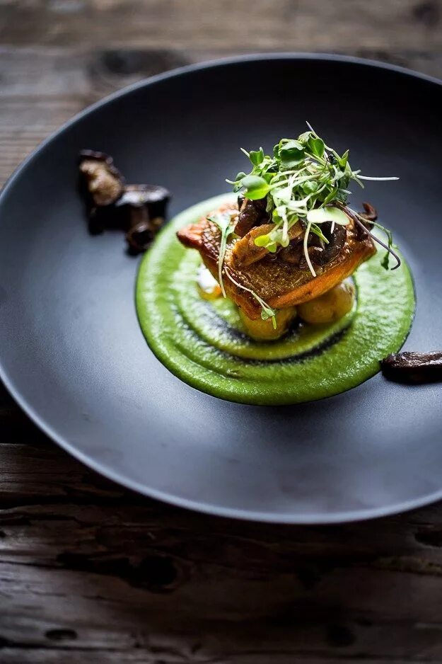 Подача в ресторане фото Steelhead Trout with Spring Pea Sauce Recipe Food presentation, Fine dining reci