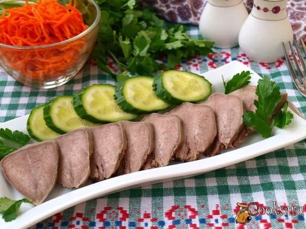 Подача языка на праздничный стол с фото Отварной свиной языкОтварной свиной язык - это вкусный деликатес, относящийся к 