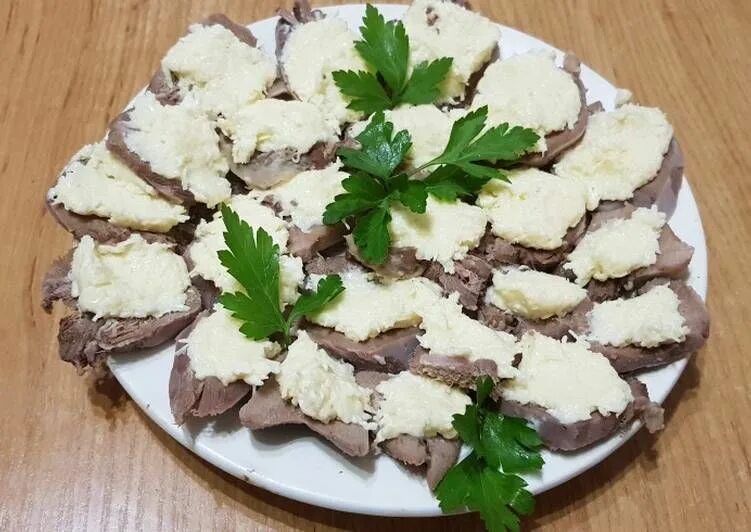 Подача языка на праздничный стол с фото Язык с грибами и орехами под сыром в 2020 г Деликатесы