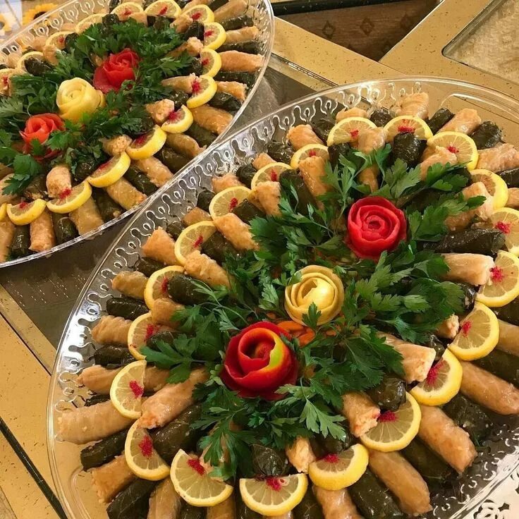Подача языка на праздничный стол с фото Plat royale Creative food, Food presentation, Buffet food