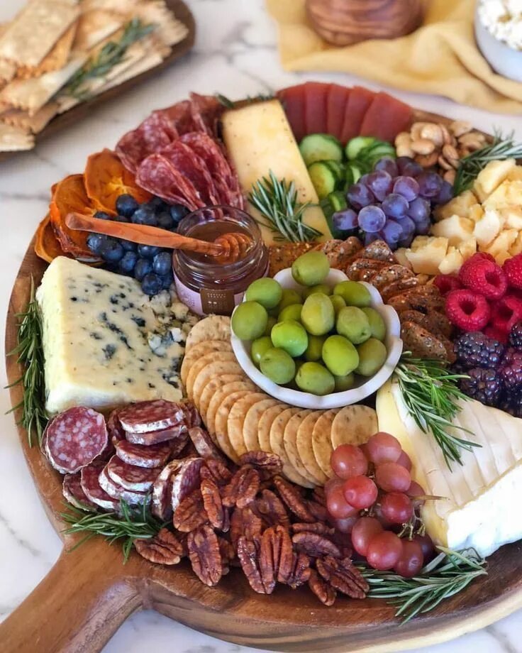 Подаем к столу фото Meg Quinn on Instagram: "This one’s a classic #AintTooProudToCheese layout. Tuto