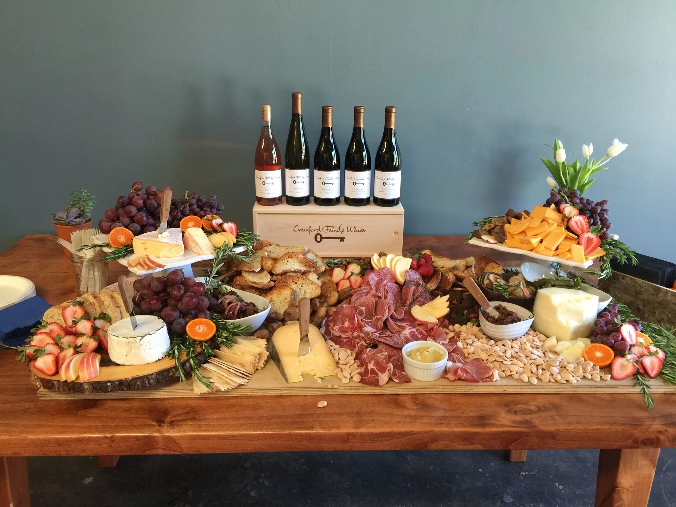 Подаем к столу фото Beautiful bounty of cheese meats and fruit to pair with our wine! Party food app