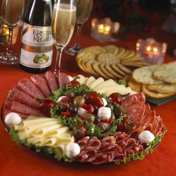 Подаем к столу фото Big arrival of delicious products for the New Year in the store "Belarusian brea