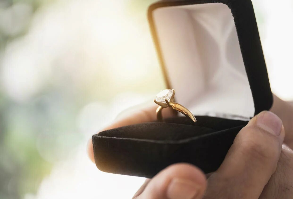 Подарили кольцо фото Heartbroken' man is giving away an engagement ring