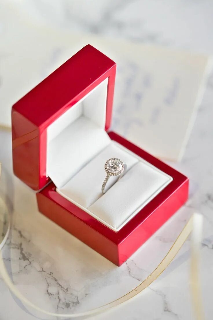 Подарили кольцо фото 18K WHITE GOLD PAVE HALO AND SHANK DIAMOND ENGAGEMENT RING (ROUND CENTER). Halo 