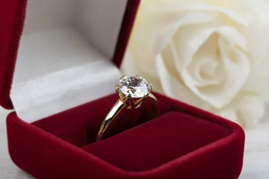 Подарили кольцо фото Diamond Ring In Box Изображения: просматривайте стоковые фотографии, векторные и