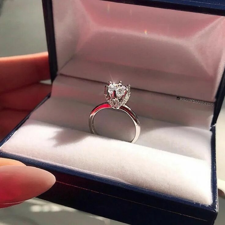 Подарили кольцо фото Don't mind us while we just swoon over this white gold stunner all day long! . R