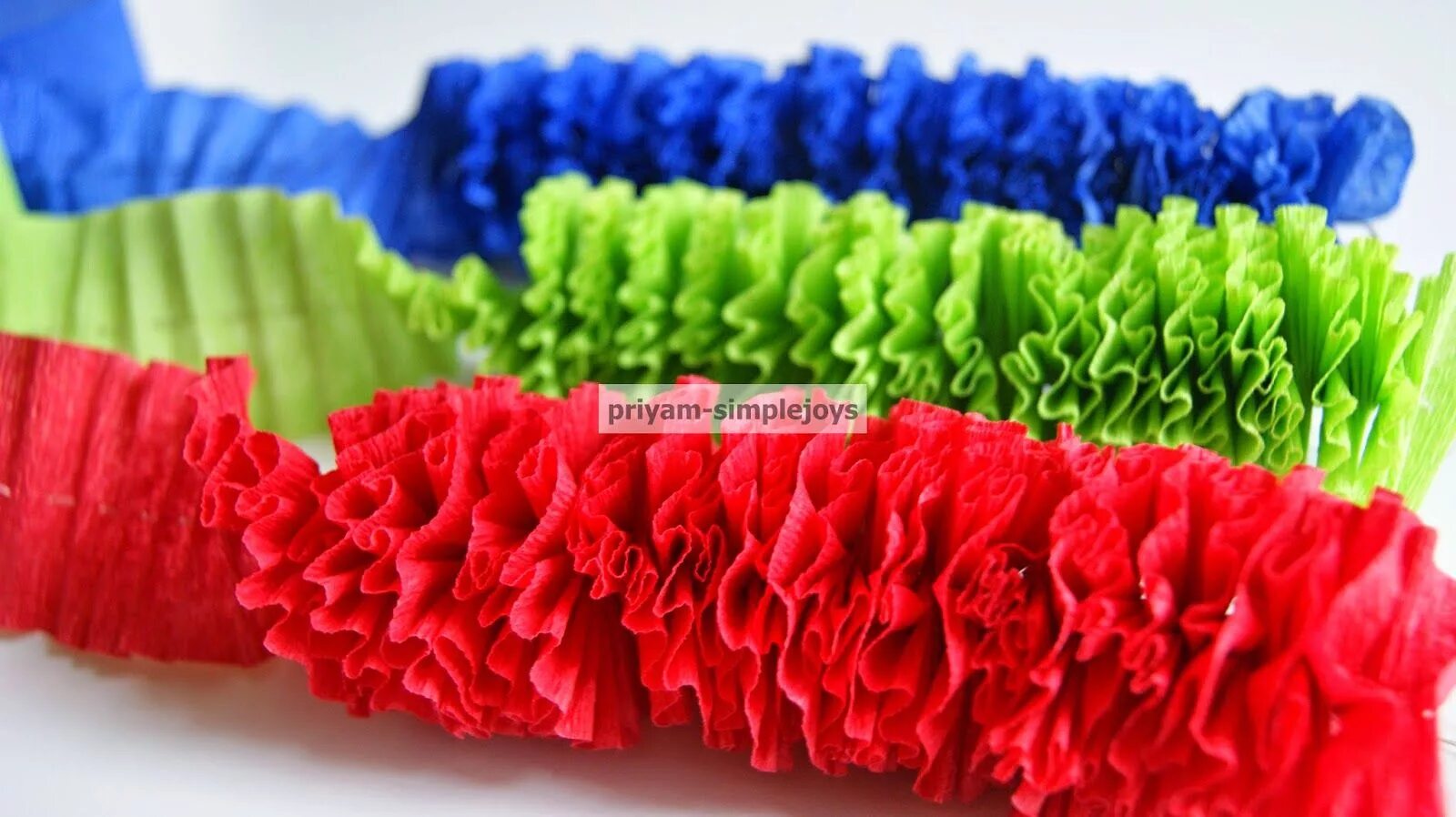 Подарки из креповой ткани фото Crepe Paper Garland Paper garland, Paper flower garlands, Paper flowers