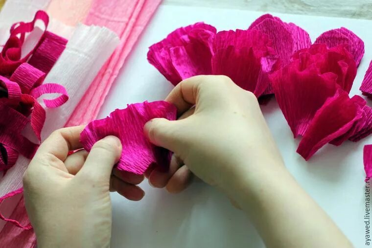 Подарки из креповой ткани фото Создаем цветы из гофробумаги для декора подарочной упаковки: Мастер-Классы в жур