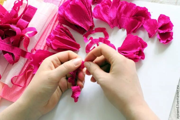 Подарки из креповой ткани фото DIY Flowers from Crepe Paper for Gift Wrapping: DIYs в журнале Ярмарки Мастеров