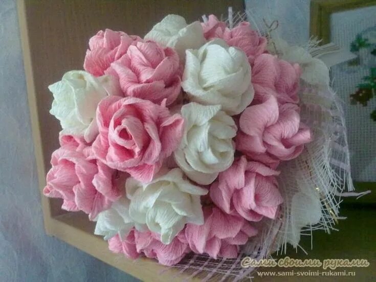 Подарки из креповой ткани фото Розы и букеты из креповой бумаги, как делать - мастер класс Paper flowers, Flowe
