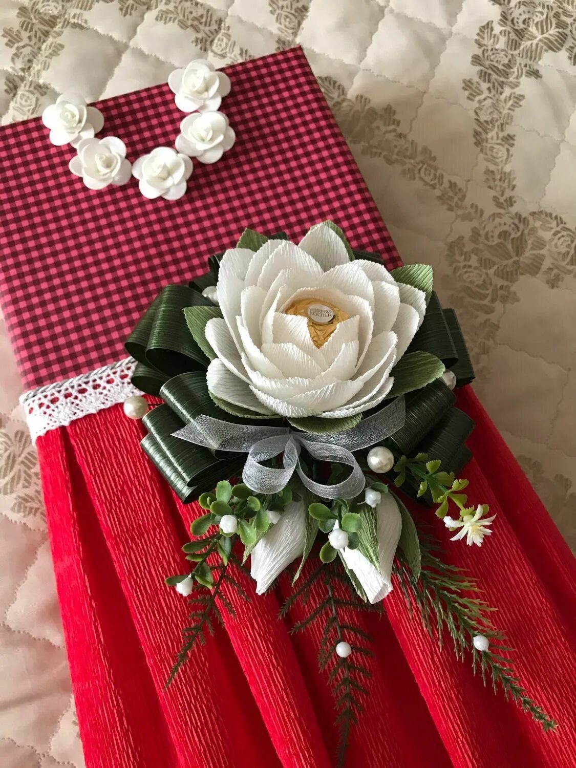 Подарки из креповой ткани фото Оформление коробочки конфет "Вишня с ликёром в шоколаде" в интернет-магазине на 