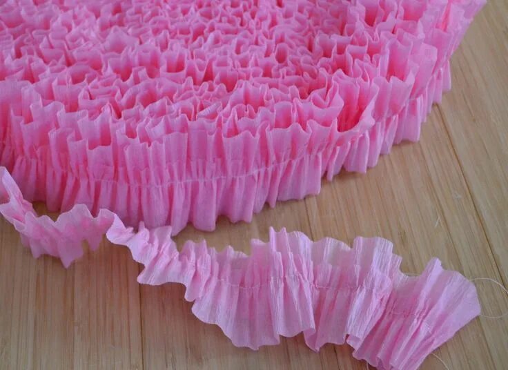 Подарки из креповой ткани фото How to Make Ruffled Crepe Paper Crafts Crepe paper streamers, Crepe paper decora