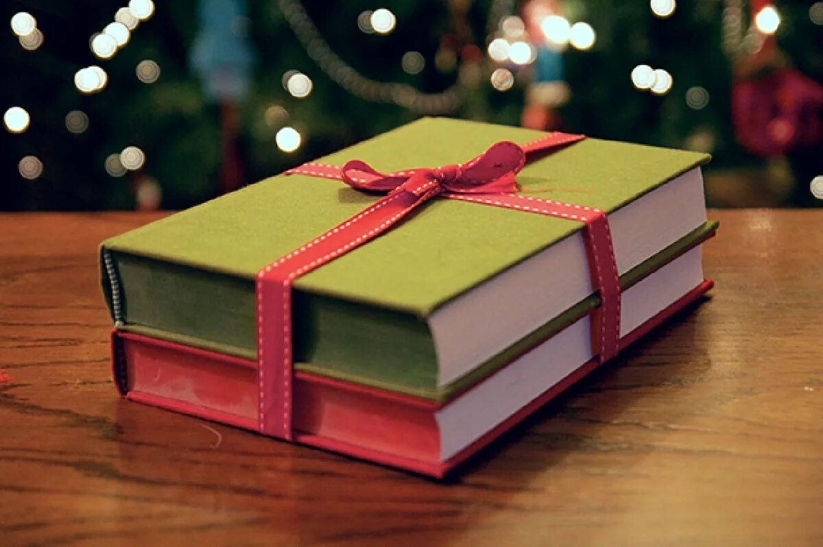 Подарки книги фото Международный день дарения книг в ЦТИ "Фабрика" 2022