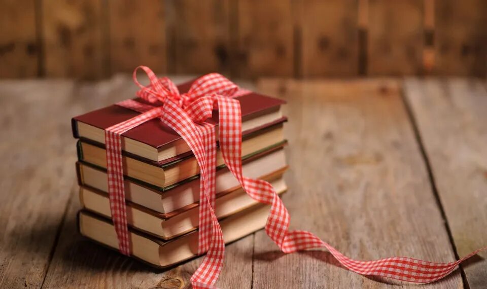 Подарки книги фото Практичный выбор: наряды для выпускного, у которых есть будущее Подборки WB Guru