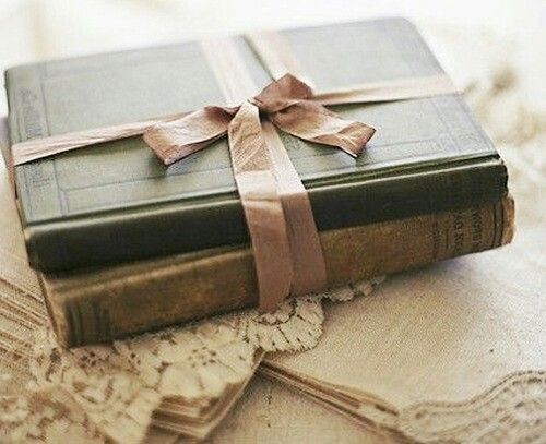 Подарки книги фото Pin by Living Today on s i m p l e . l i v i n g Book aesthetic, Love book, I lo