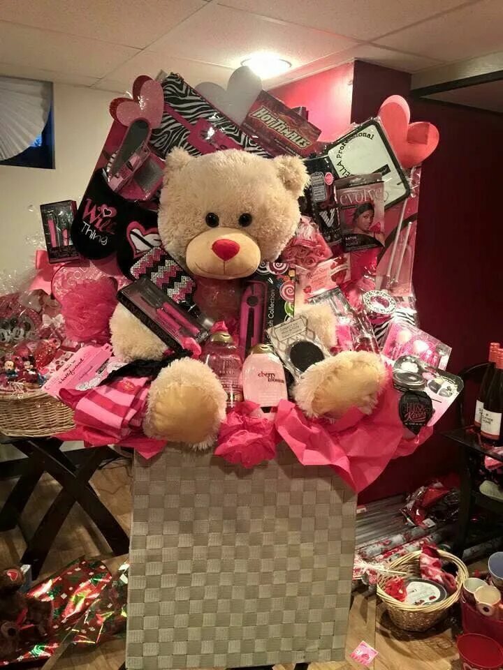 Подарки на день рождения девочке фото Treat your girl like this. Girl gift baskets, Birthday gifts for girls, Birthday