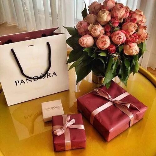 Подарки на столе фото Pin by Asmahan Saab on Flowers Love gifts, Inspirational gifts, Valentine gifts