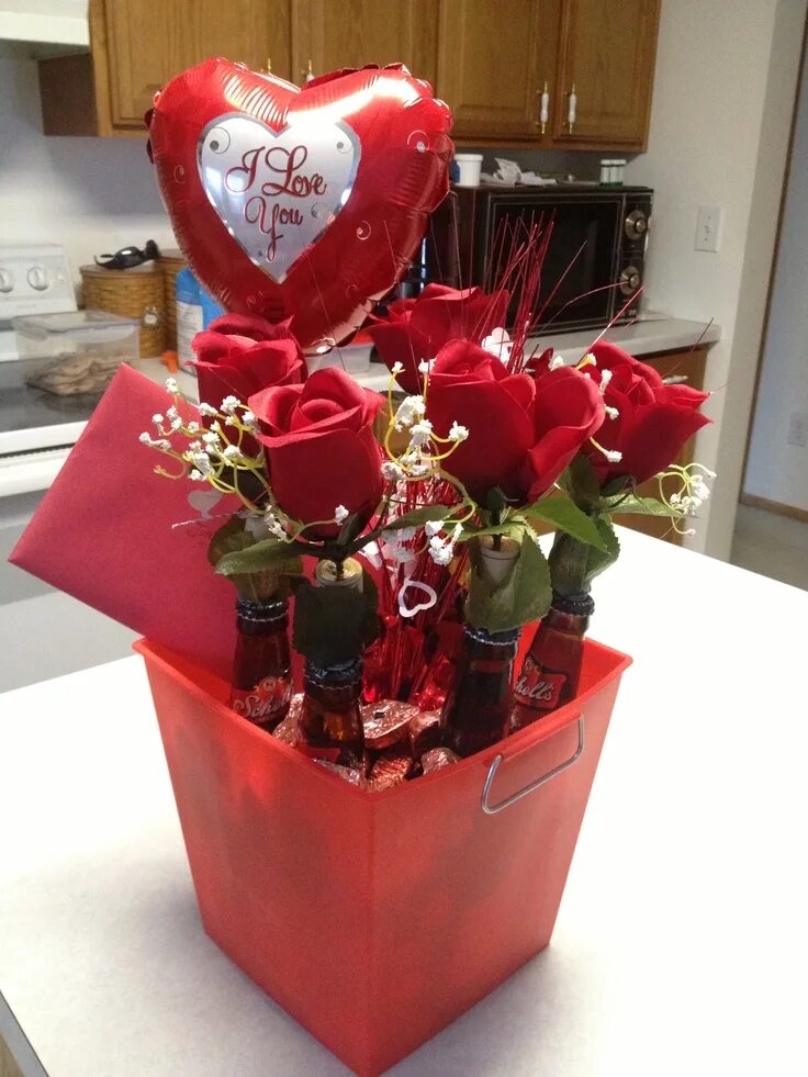 Подарки с фото на день Beer bouquet... Maybe add some other fun things and not have it look like roses 