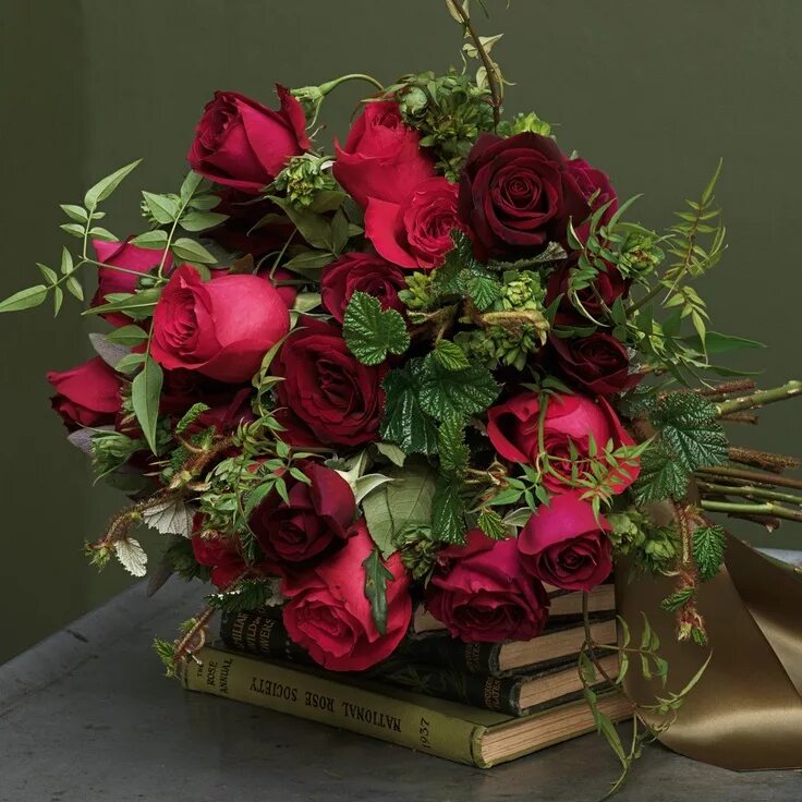 Подарочные букеты фото The Real Flower Company Classic Valentine Red Rose Bouquet....it's all about the