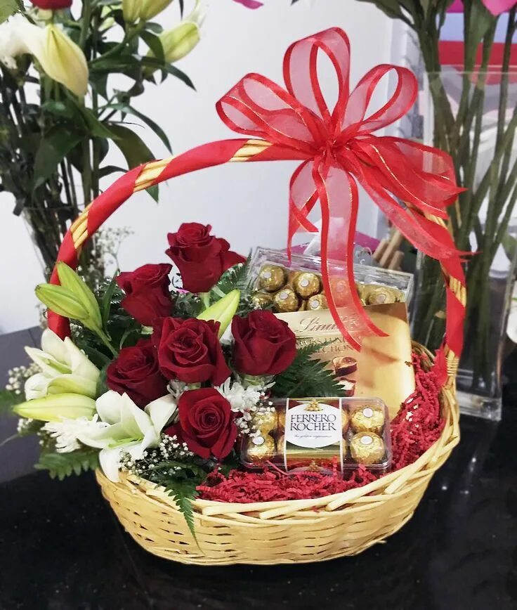 Подарочные букеты фото Roses and Lindt in a Basket Gift bouquet, Flower box gift, Valentine's day gift 
