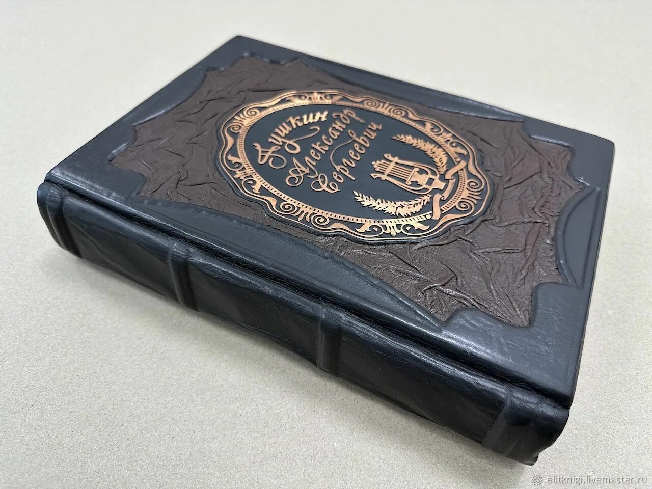 Подарочные книги фото Пушкин А.С.(Подарочная кожаная книга) в интернет-магазине Ярмарка Мастеров по це