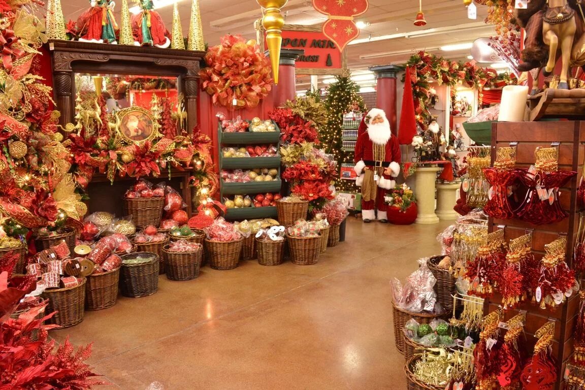 Подарочные магазины фото Decorator's Warehouse claims to be the biggest Christmas store in Texas, and I'm