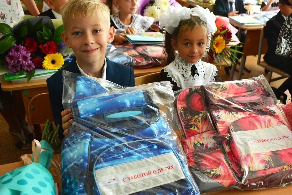 Подарок фото класса Металлоинвест дарит всем первоклассникам Губкина школьные ранцы - МК Черноземье