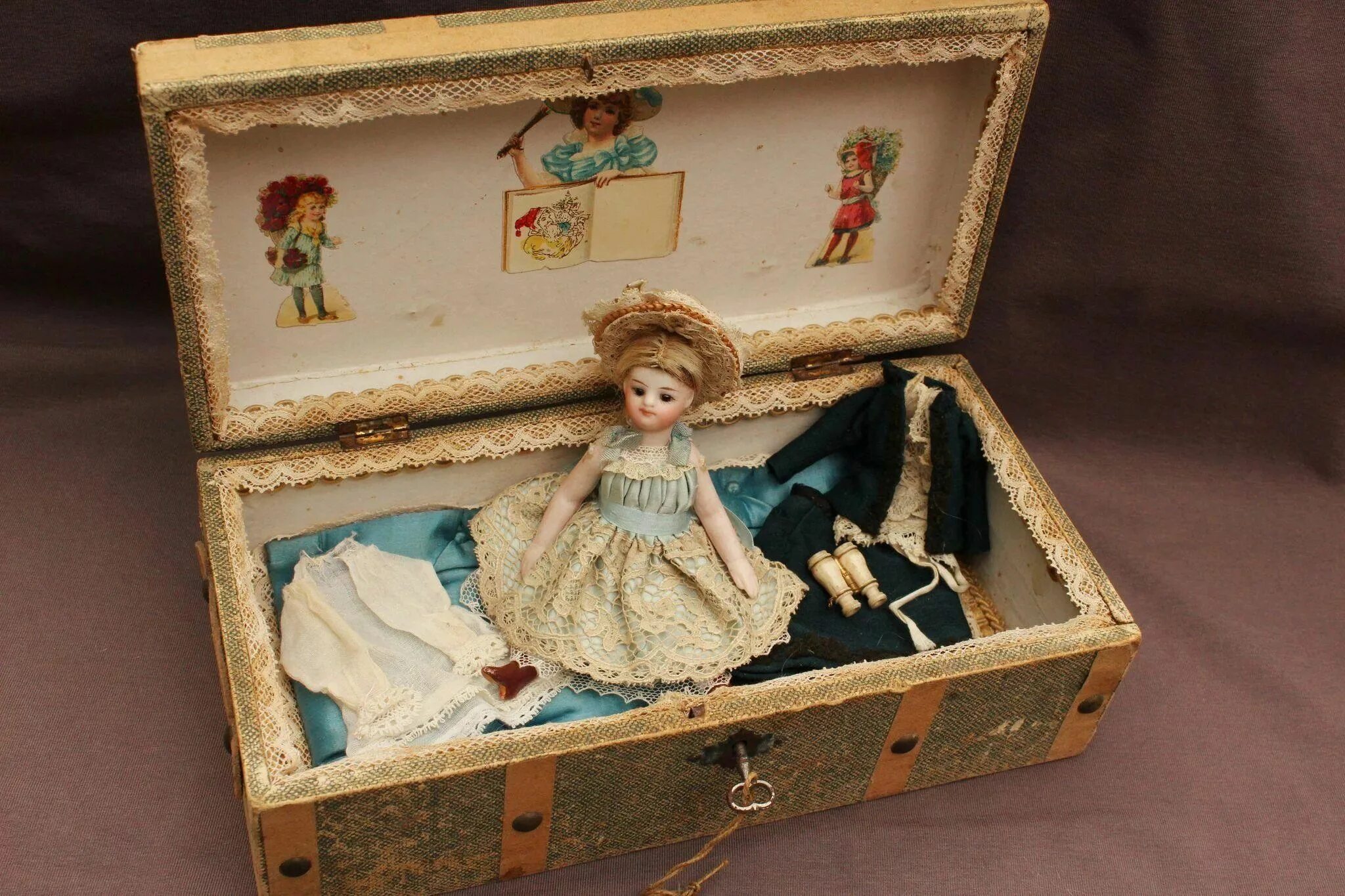 Подарок фото куклы French all bisque Mignonette doll in presentation trunk "La : Aux secrets de Pol