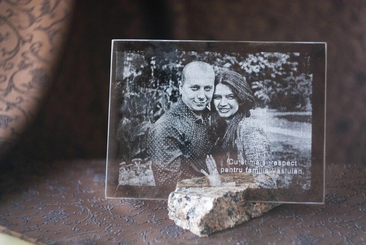 Подарок фото на стекле с песней Портрет на стекле с треком и оживающим - CollectPhoto.ru
