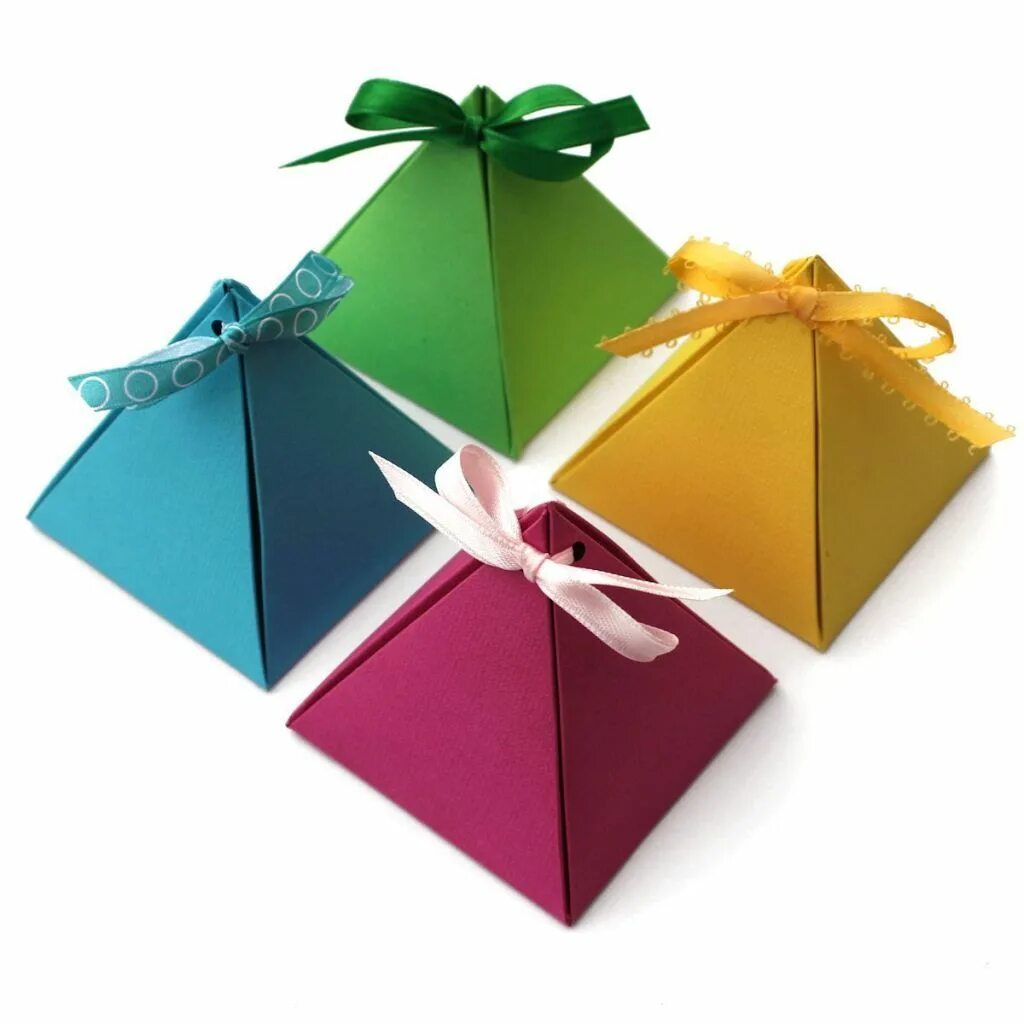 Подарок из бумаги фото Paper Pyramid Gift Boxes - Lines Across Simple gift wrapping, Gift wrapping tuto