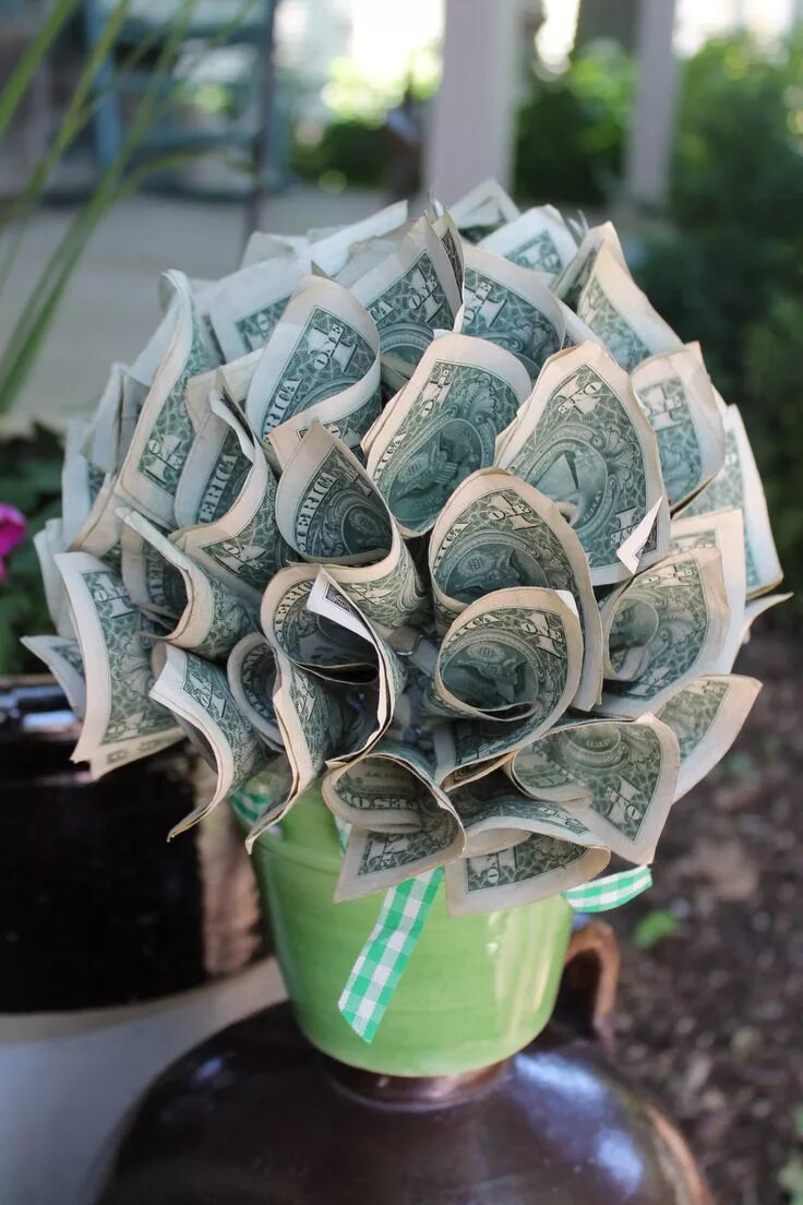 Подарок из денег своими руками фото This DIY Money Arrangement is simple to make using a cute pot, a Styrofoam ball 