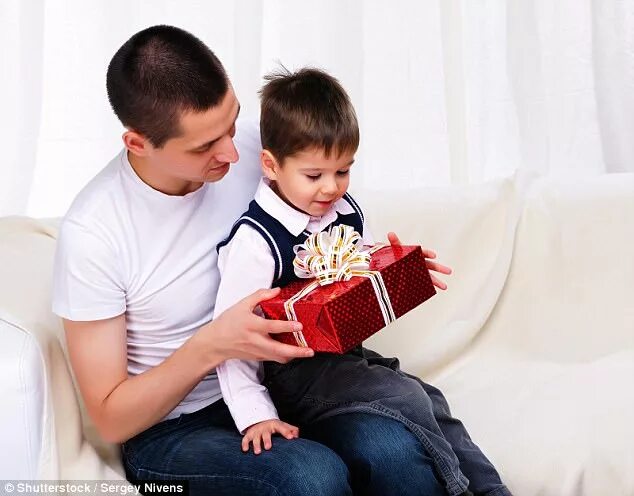 Подарок на день отца фото 10 tips for dads to engage more with their children Daily Mail Online