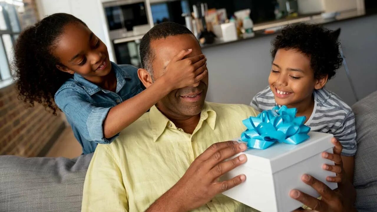 Подарок на день отца фото Father's Day Gifts Idea 5 Best Tech Gifts For Father's Day 2020 - YouTube