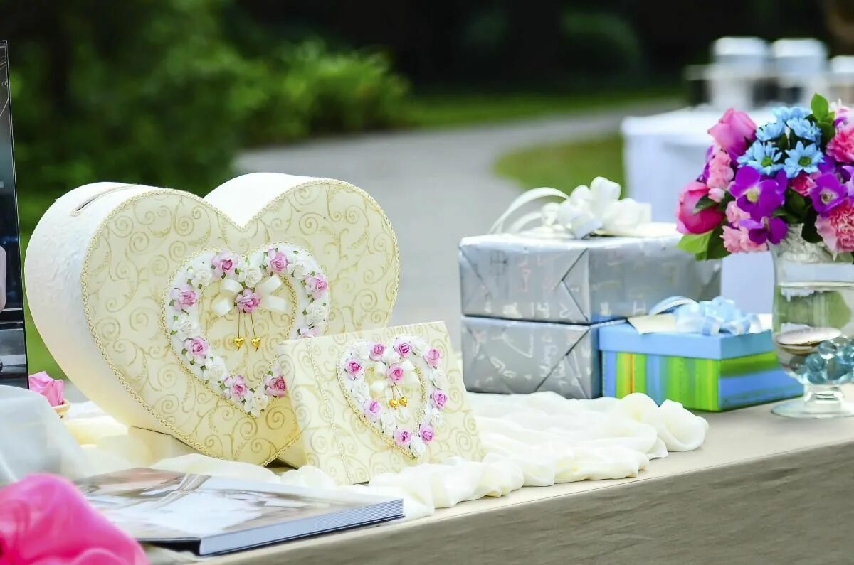 Подарок на свадьбы своими руками фото 7 Simple Bridal Registry Rules WeddingDay Magazine Wedding gift etiquette, Weddi