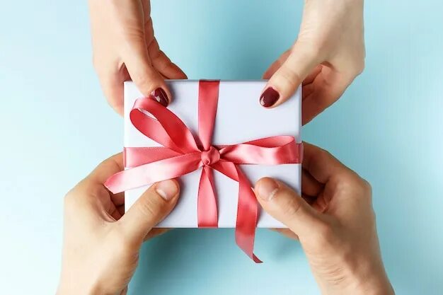 Подарок руками фото Premium Photo Male hands passes gift box to female hands