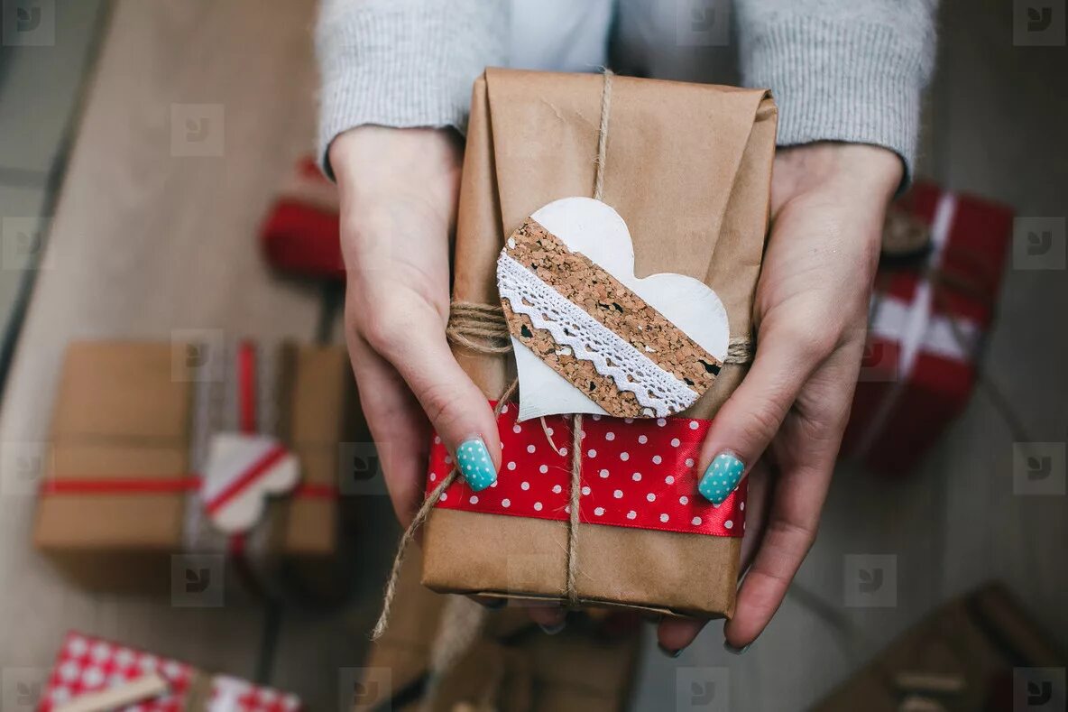 Подарок руками фото A gift in their hands, many on the ground stock photo (174827) - YouWorkForThem