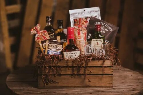 Подарок с днем рождения мужчине фото Gifts for Guys Gift Baskets for Men Bourbon gifts, Gift baskets for men, Whiskey