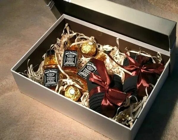 Подарок с днем рождения мужчине фото Pin by Дарья Королева on Идеи подарков Food, Takeout container, Container