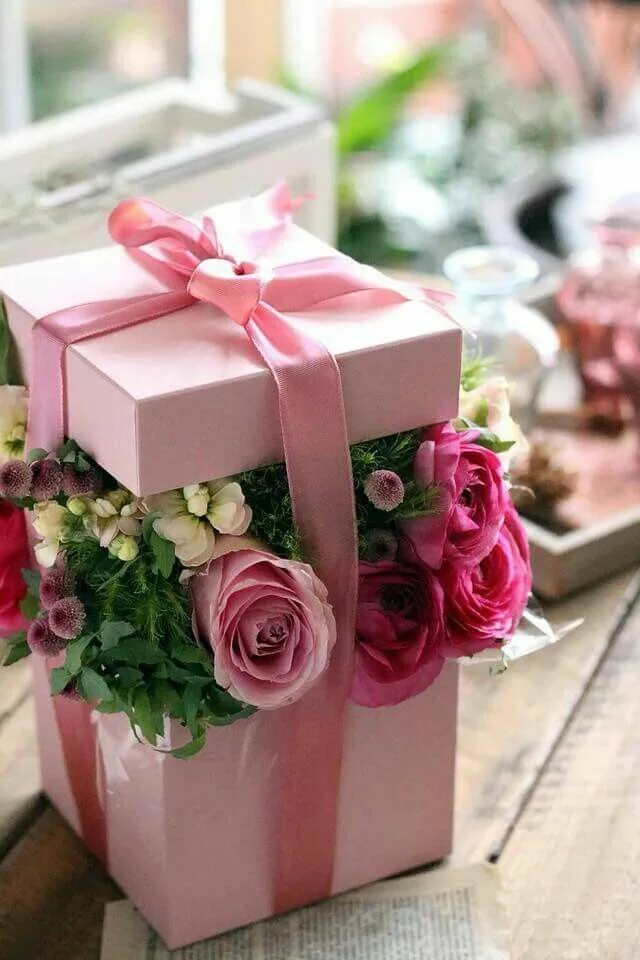Подарок с днем рождения женщине картинки Hat box flower centerpiece Happy birthday flower, Birthday flowers, Flower box g
