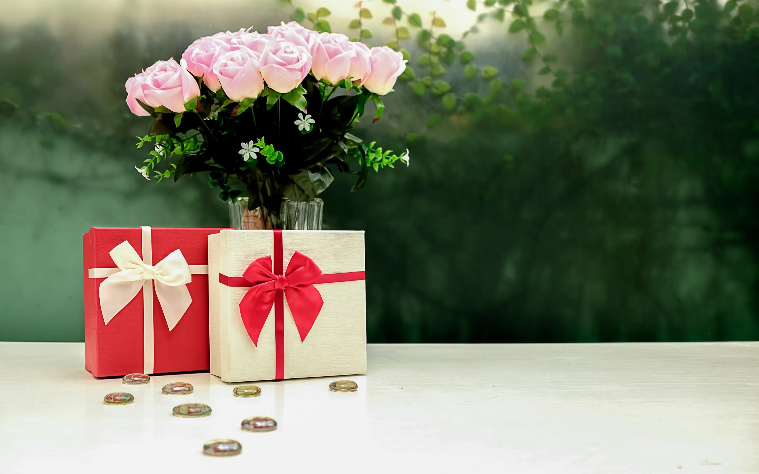Подарок с днем рождения женщине картинки Download wallpaper flowers, roses, bouquet, gifts, Holiday, section holidays in 