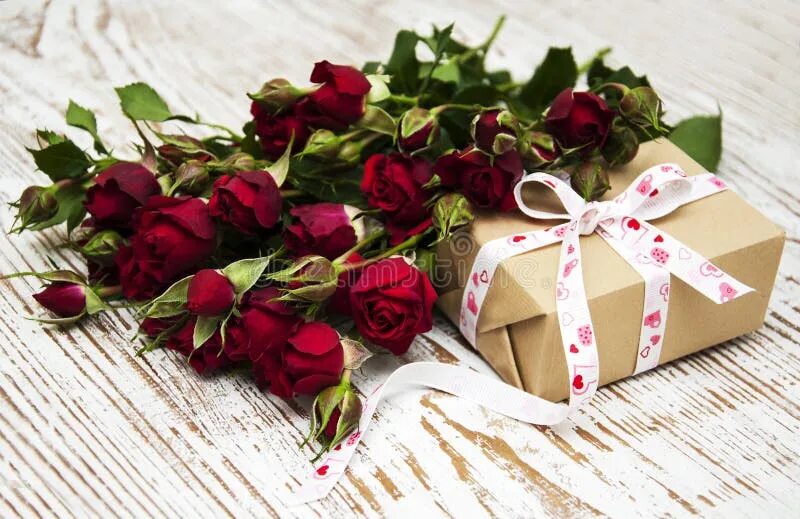 Подарок с днем рождения женщине картинки Red roses and gift box stock photo. Image of petals, green - 49405212