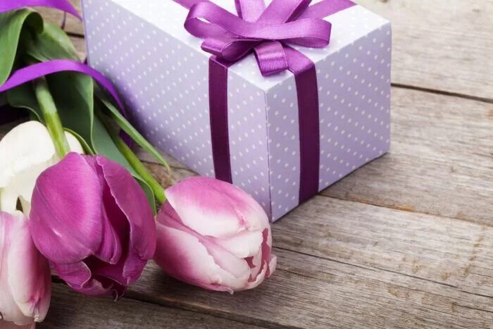 Подарок с днем рождения женщине картинки Fresh tulips bouquet and gift box on wooden table with copy space Tulips, Flower