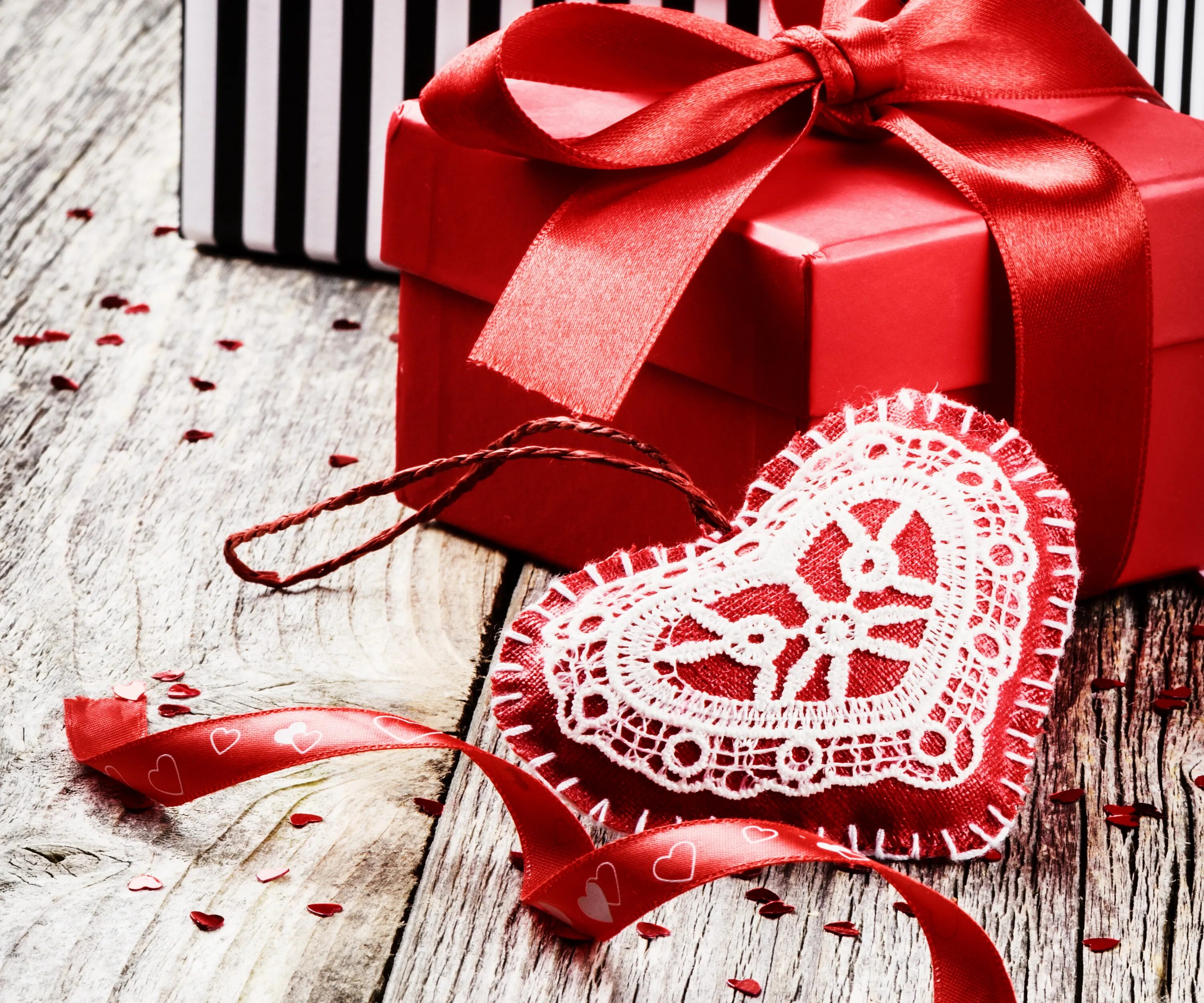 Подарок сердца фото Download wallpaper gift, heart, love, heart, romantic, Valentine's Day, section 
