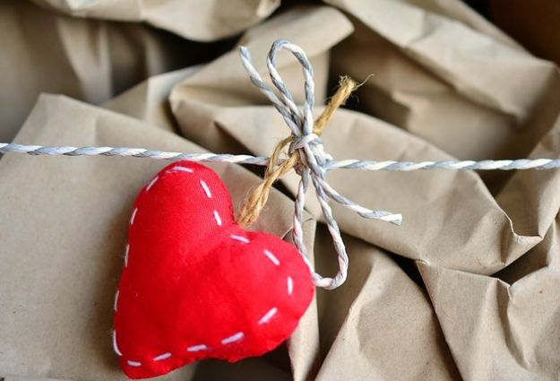 Подарок сердца фото Jobless at Christmas guest post Favorite things party, Eco friendly gift wrappin