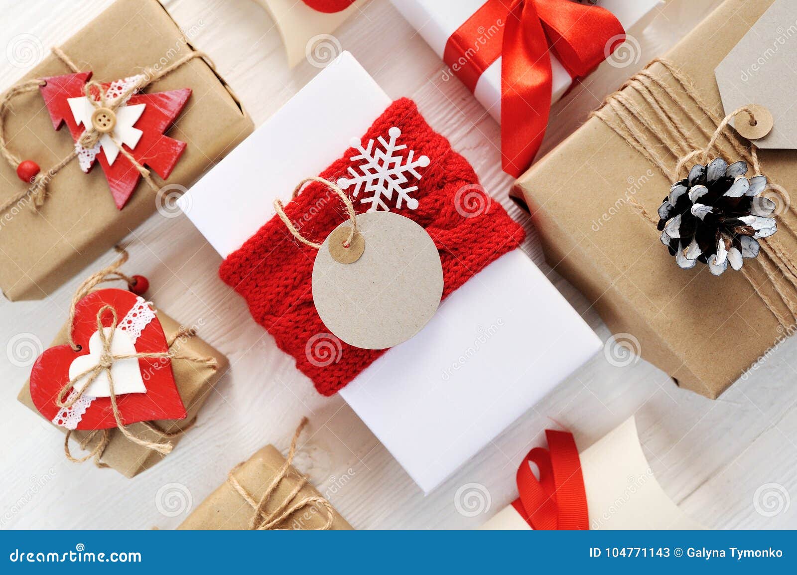 Подарок в виде фото Mockup Christmas Red Gift Box and Tag with Blank Paper Label and Decorative Ribb