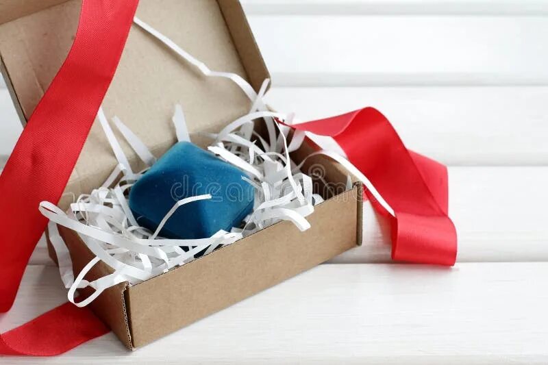 Подарок внутри фото Gift inside the box stock photo. Image of safety, ribbon - 75024506