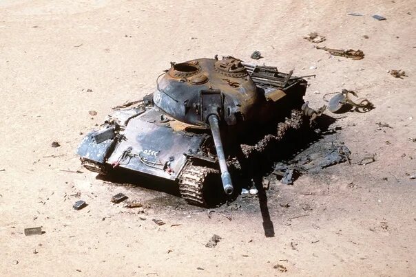 Подбитые танки фото Iraqi T-54B tank (or Type 59), destroyed by French troops during Operation Deser