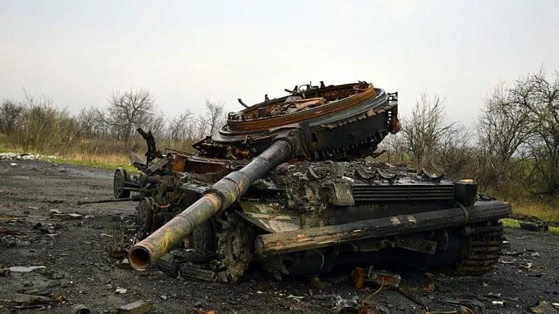 Подбитые танки фото Ukrainian tank T-80BV passed the cognac test